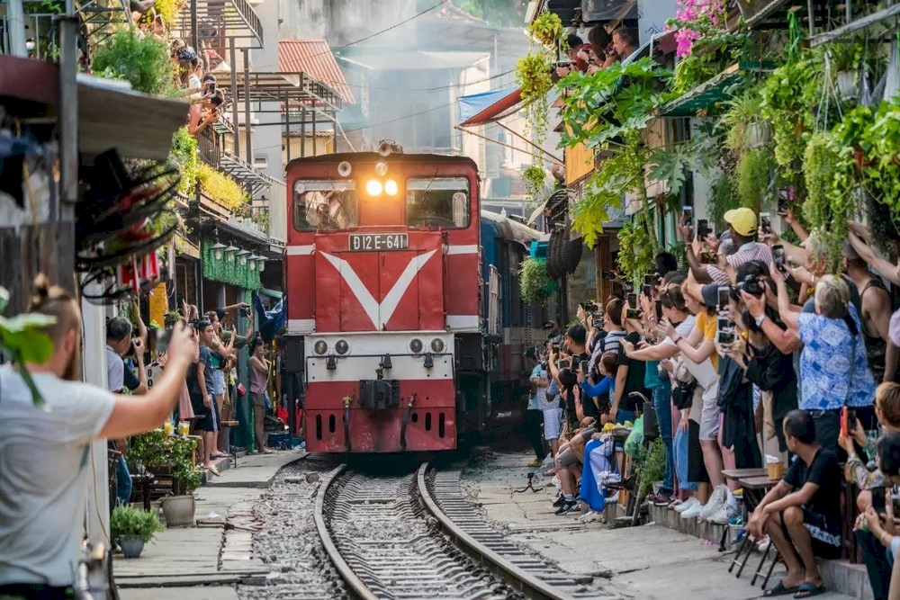 Numerous tourists love capturing the moment the train passes by (Source: Internet)